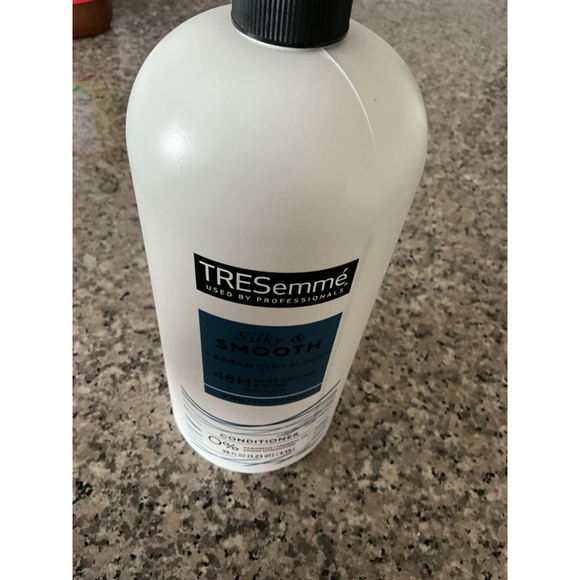 TRESemme Smooth & Silky 48hours Conditioner, 39 Fl oz - Picture 5 of 9